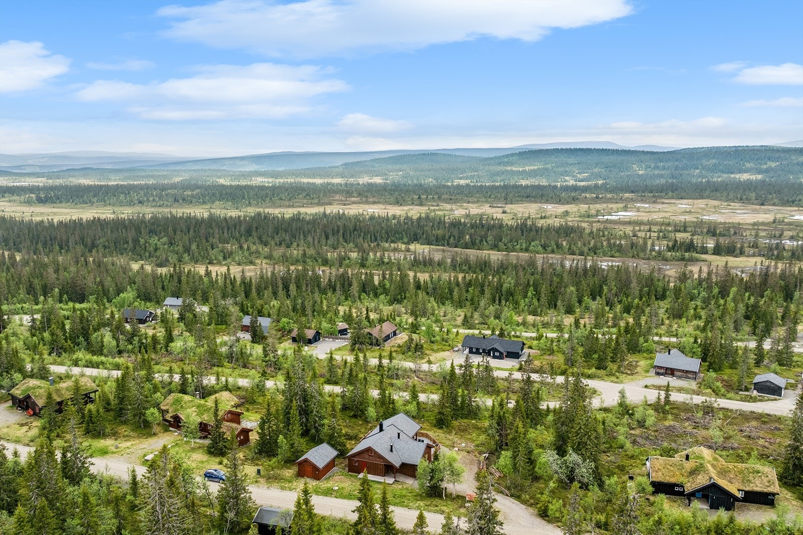 Hytteområdet ligger fint til i terrenget omgitt av skog og åpent fjellandskap. Galleribilde