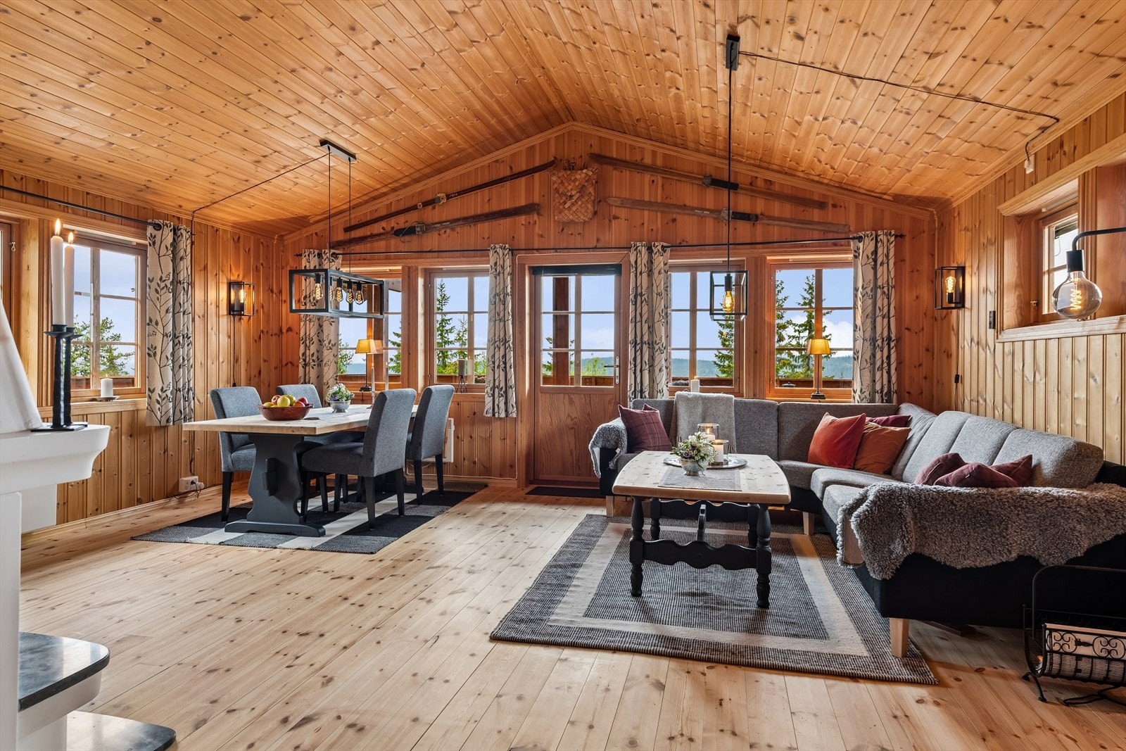 Stuen har åpen himling, peis og god plass til både sofagruppe og langbord. Galleribilde