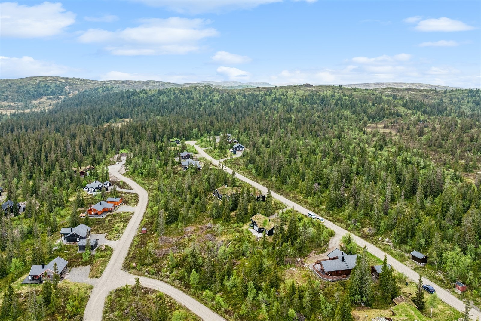 Hyttefeltet har bilvei helt frem og god avstand mellom nabohyttene. Galleribilde