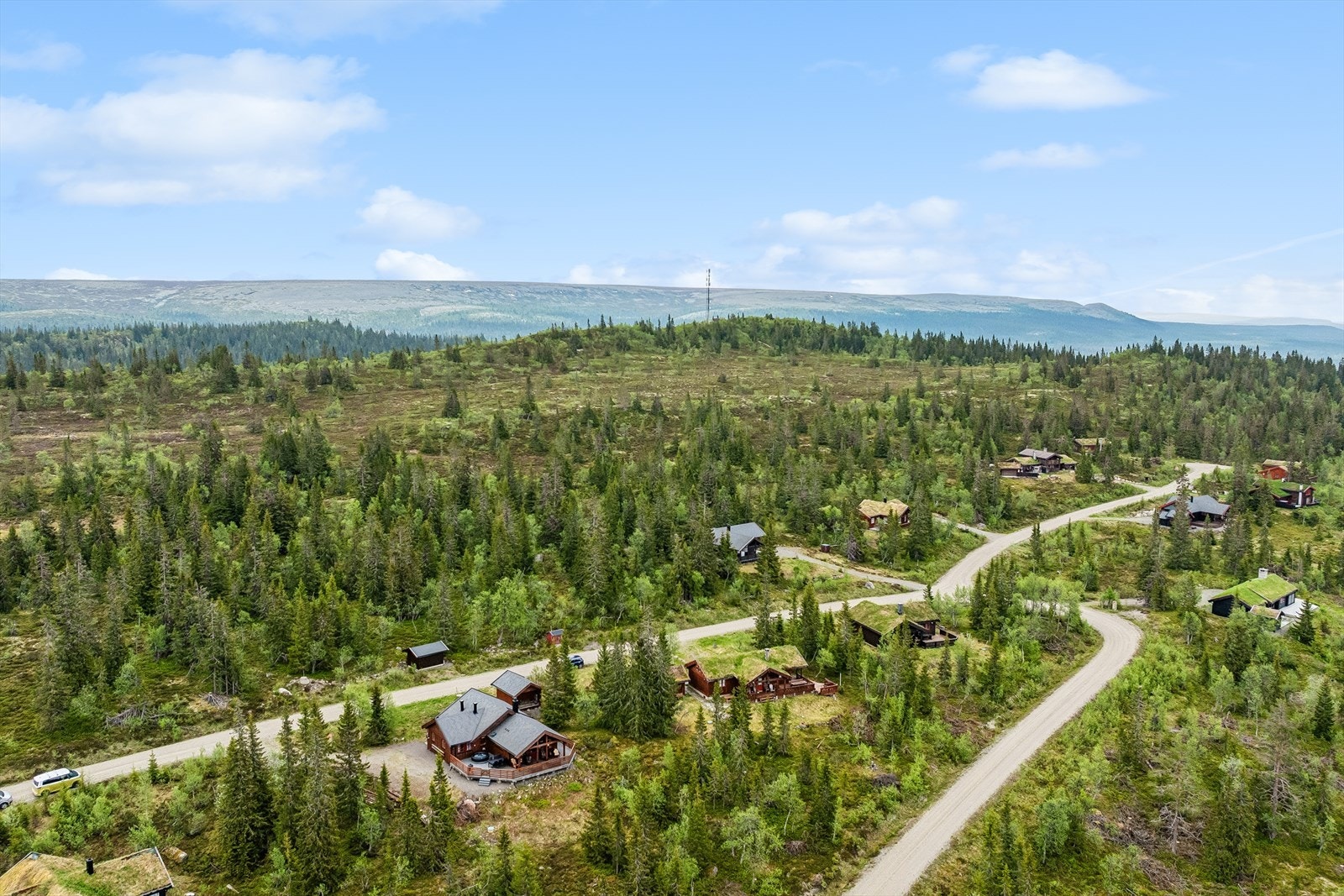 Hytta ligger tilbaketrukket i et rolig og naturskjønt hytteområde i Trysil. Galleribilde