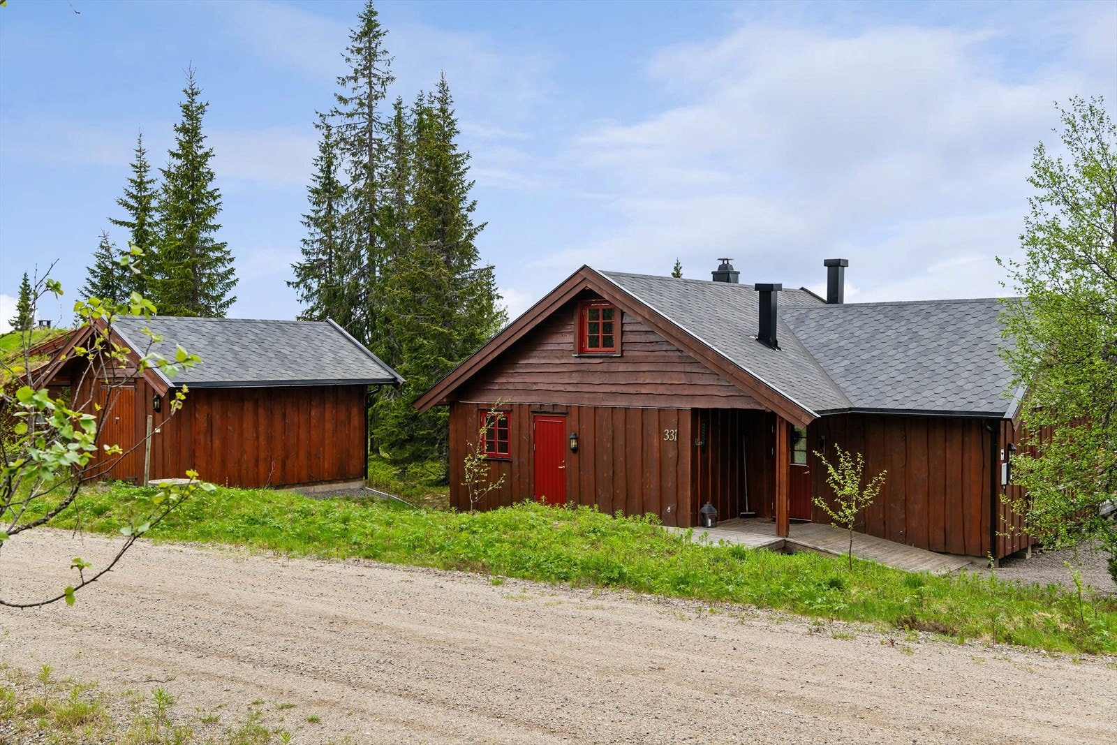Eiendommen har frittstående uthus med utvendig bod like ved hytta. Galleribilde