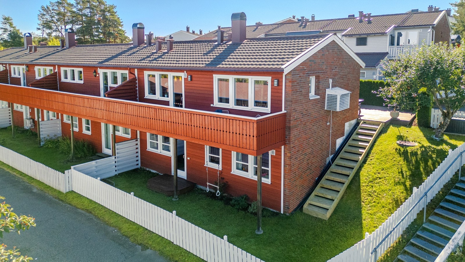 Her får du et romslig, barnevennlig og moderne enderekkehus med hage langs alle sider. Galleribilde