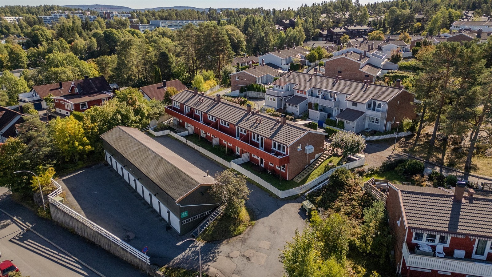 Tilbaketrukket beliggenhet på Ellingsrud Vest med kort vei til skoler, barnehager og kollektivtransport. Galleribilde