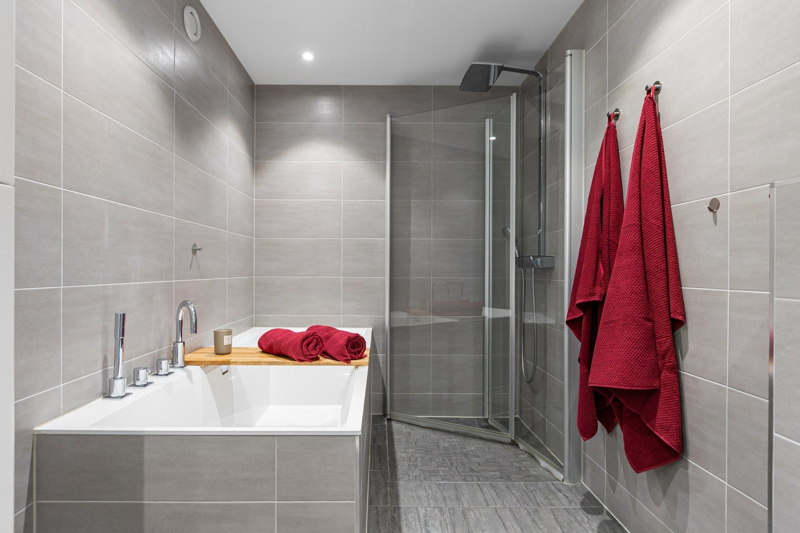 Badet har dusjhjørne med svingbare glassdører og innmurt badekar. Galleribilde