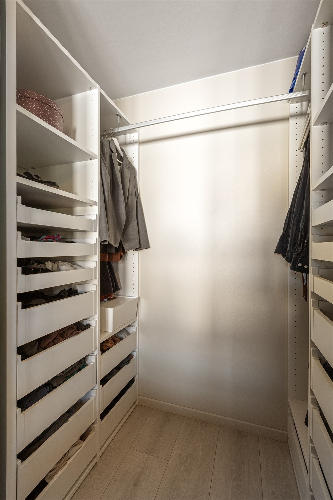 Praktisk walk-in garderobe med hyller og skuffer for optimal oppbevaring. Galleribilde