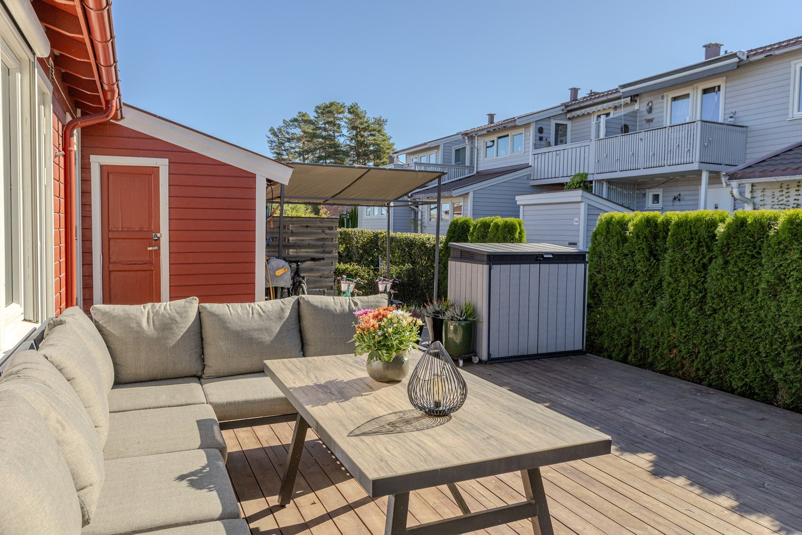 Terrassen ble oppgradert i 2019 med ny platting og tett, skjermende hekk. Galleribilde