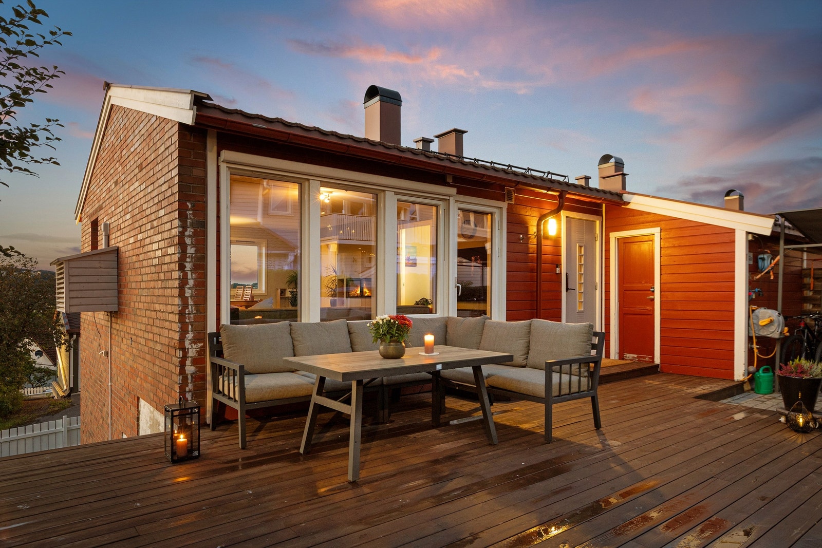Et romslig og innbydende enderekkehus over to plan med stor, skjermet markterrasse og barnevennlig beliggenhet. Foto: Kristine Elvemo Galleribilde