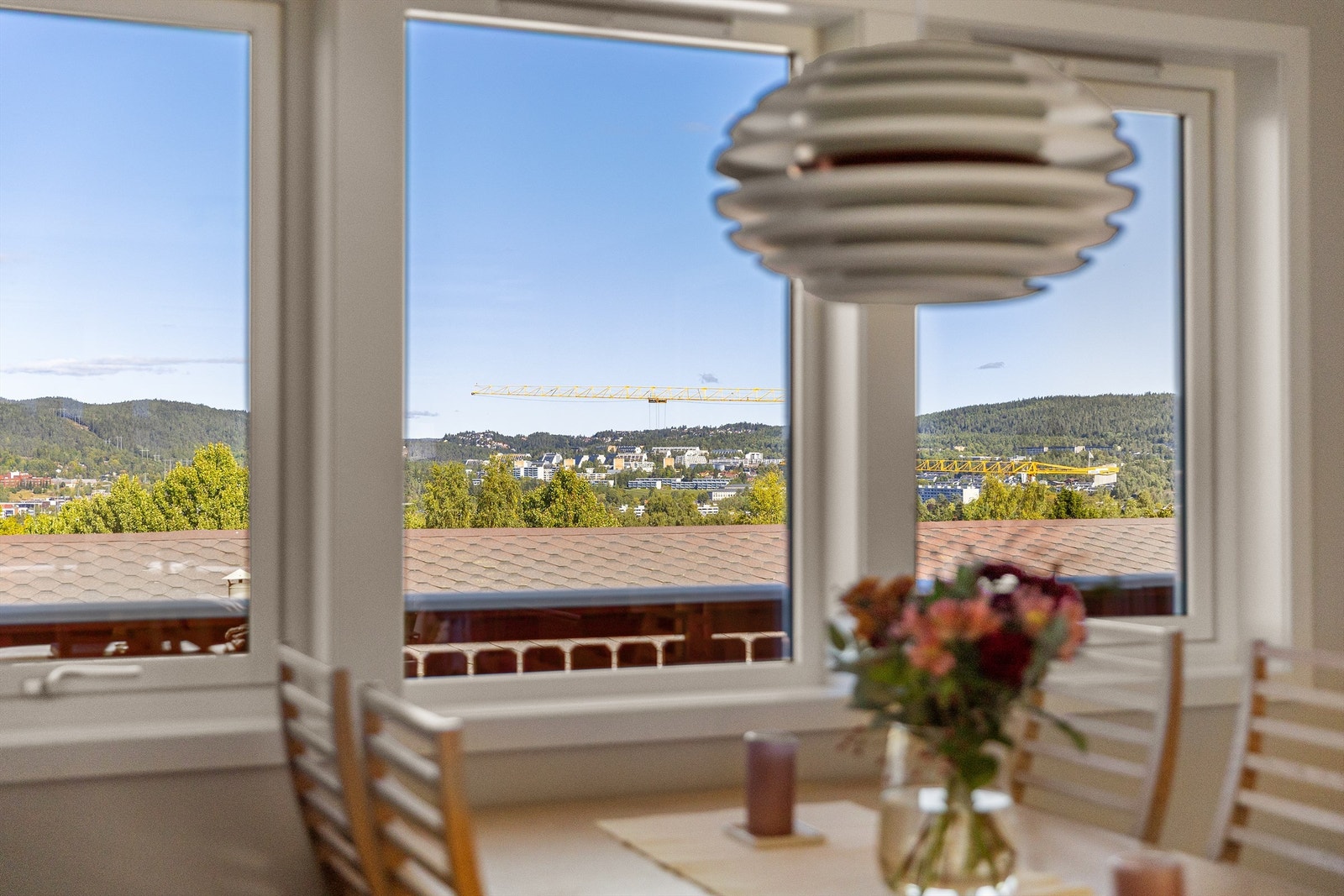 Flott utsikt fra vinduet over nærområdet og åsene. Galleribilde