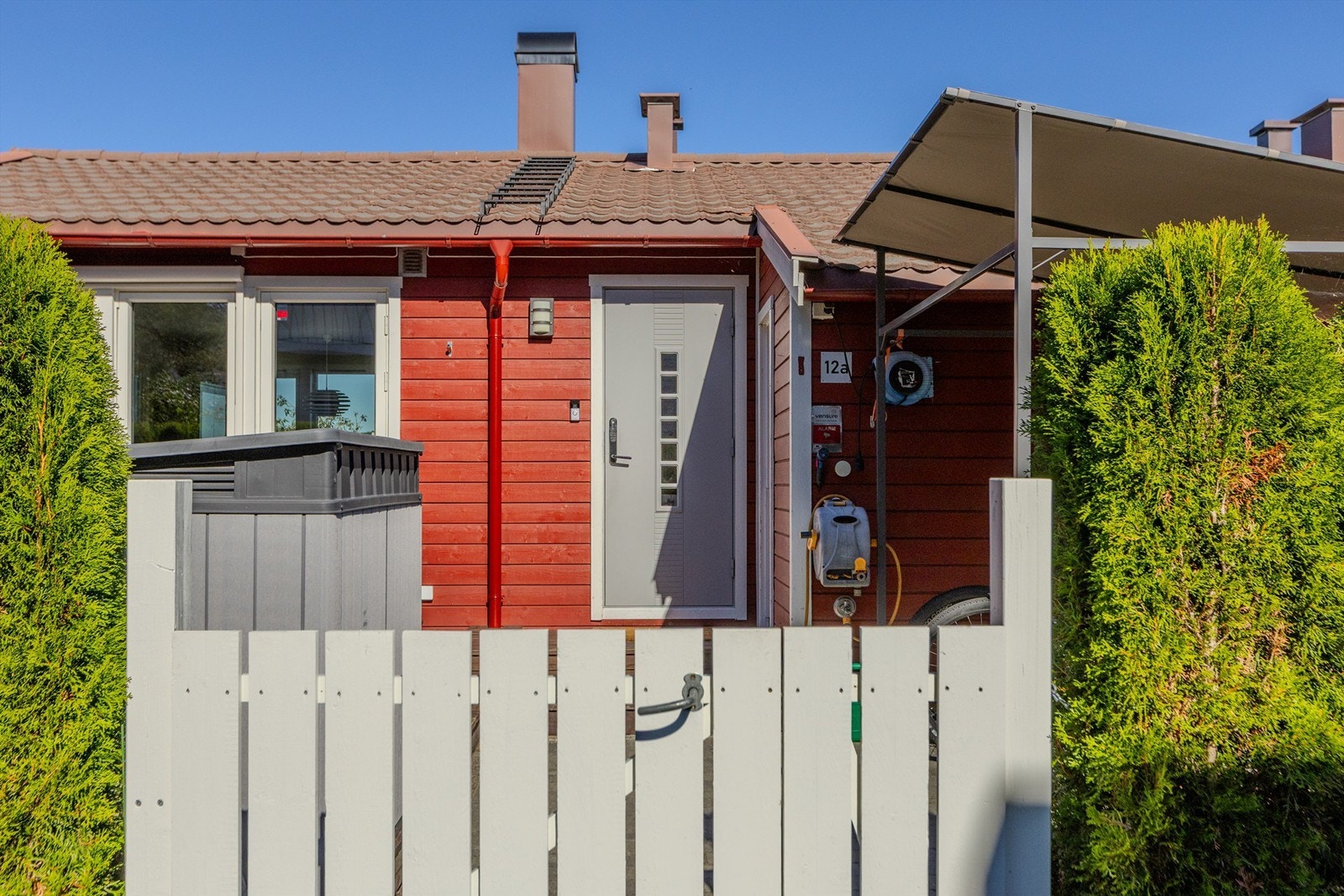 Inngangspartiet har port og overbygget sykkelparkering. Galleribilde