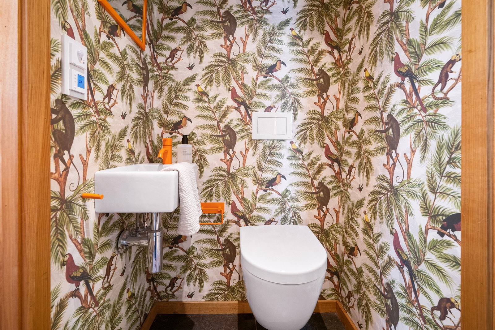 I hendig tilknytning til entreen i første etasje er det et pent, separat wc-rom med videre adkomst til kjøkkenet. Galleribilde