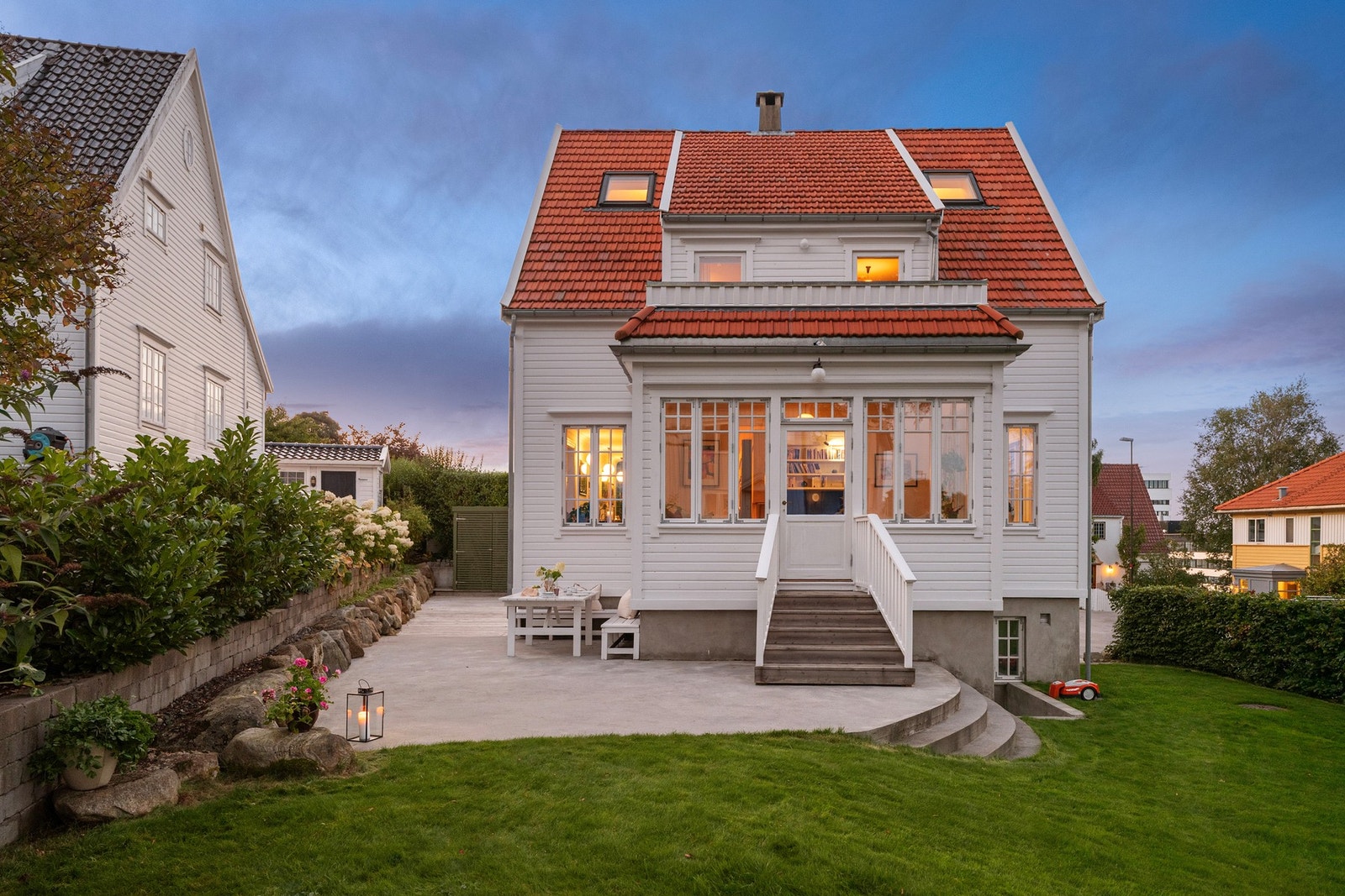For øvrig er boligen oppgradert fra grunnen av, med blant annet ny grunnmur, kledning, isolasjon, elektrisk anlegg, rør, balansert ventilasjon, bad, kjøkken og innredning. Galleribilde