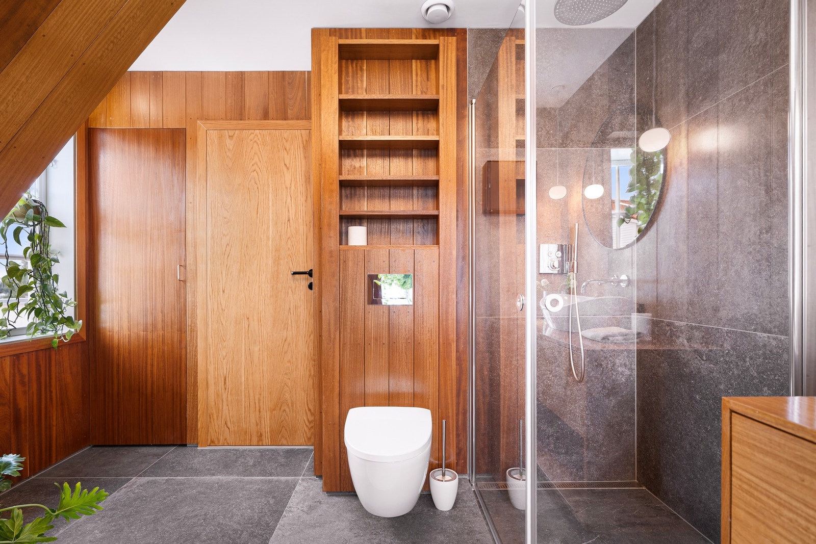 Videre har badet et moderne badekar, et vegghengt toalett og et dusjhjørne med regnfallsdusj. Galleribilde