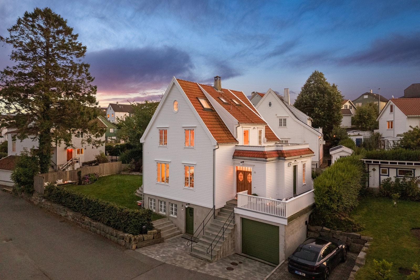 Boligen er utvidet med tilbygg både mot sør og nord og har en godkjent leilighet i underetasjen. Galleribilde