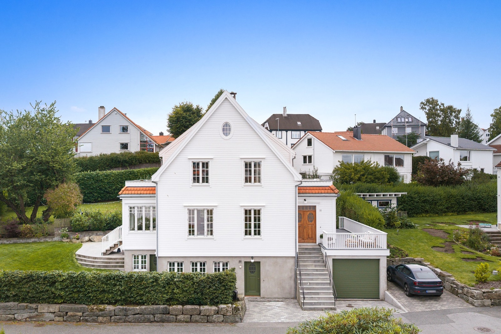Den lett skrånende hagen på 439,4 kvm er pent innrammet av en frodig bøkehekk som gir god avskjerming mot gaten. Galleribilde