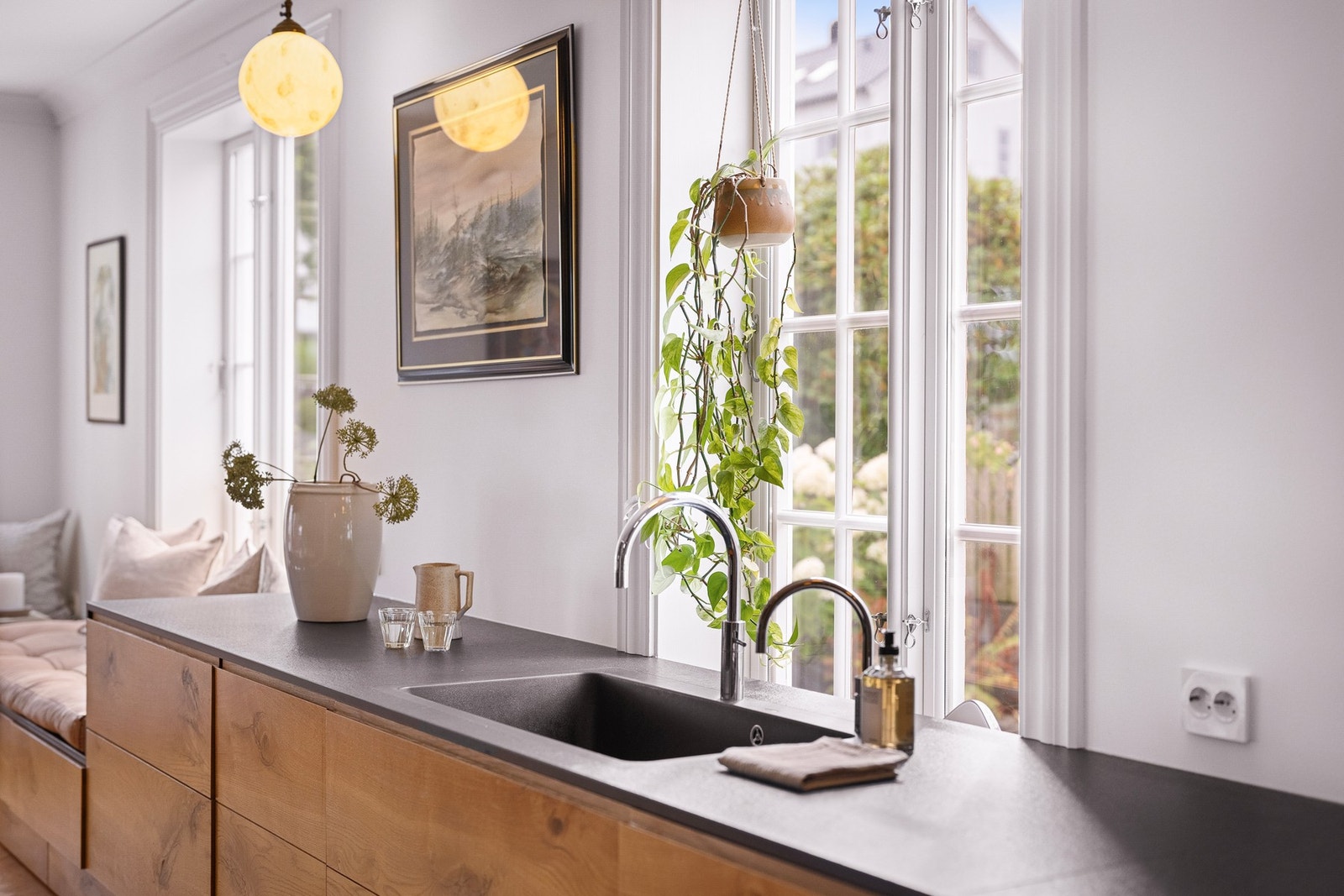 Det er montert Quooker-kran ved oppvaskkummen - en hendig detalj når man trenger kokende vann på et øyeblikk. Galleribilde