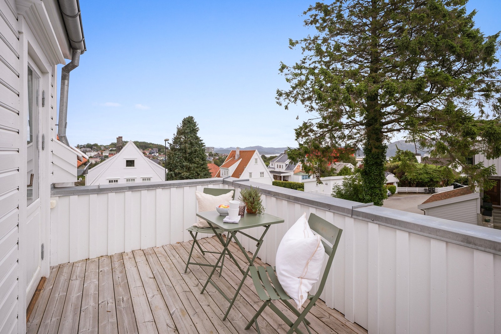 Fra to av soverommene har man direkte tilgang til en kjekk takterrasse. Galleribilde