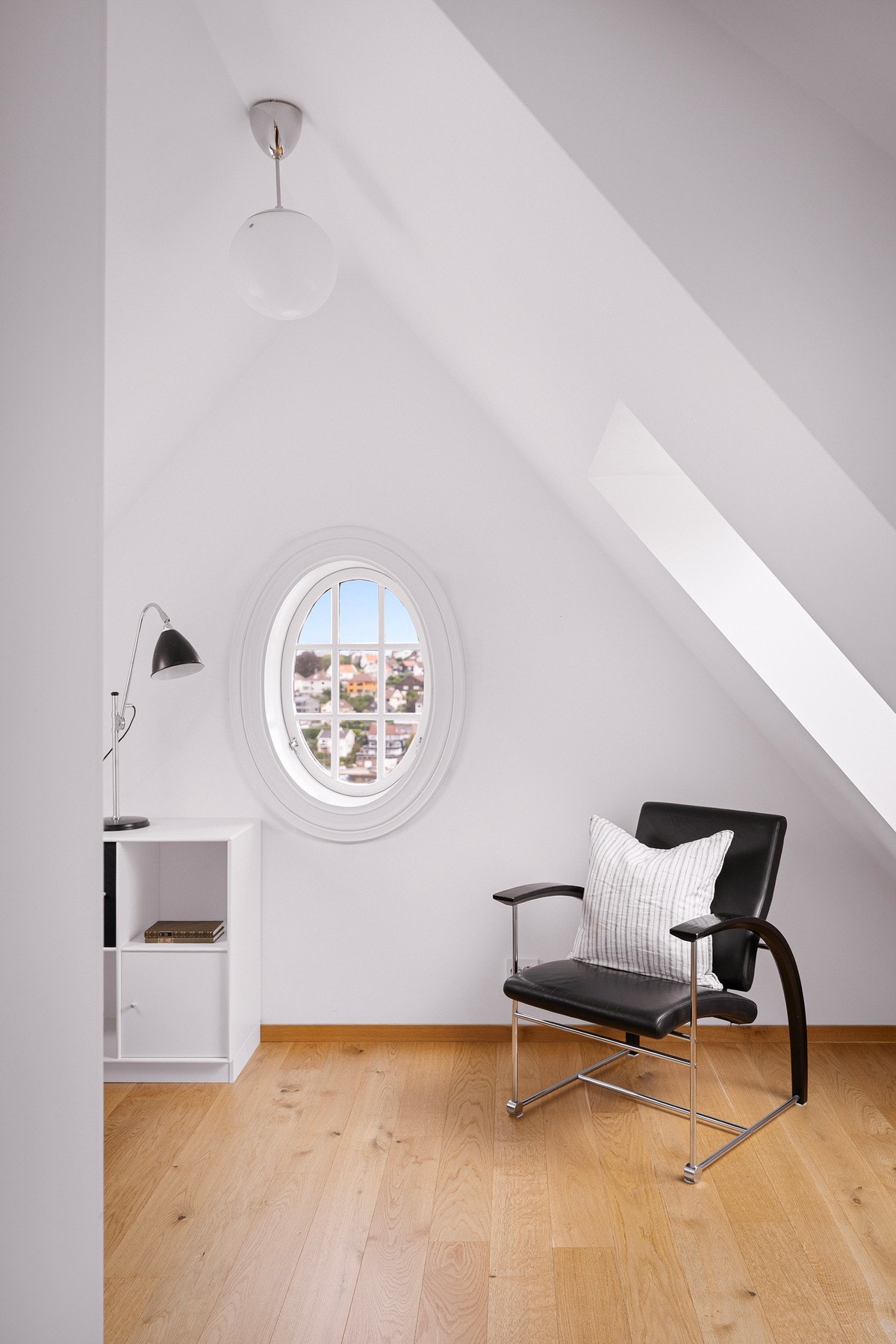 Soverom to på loftet brukes i dag som kontor. Galleribilde