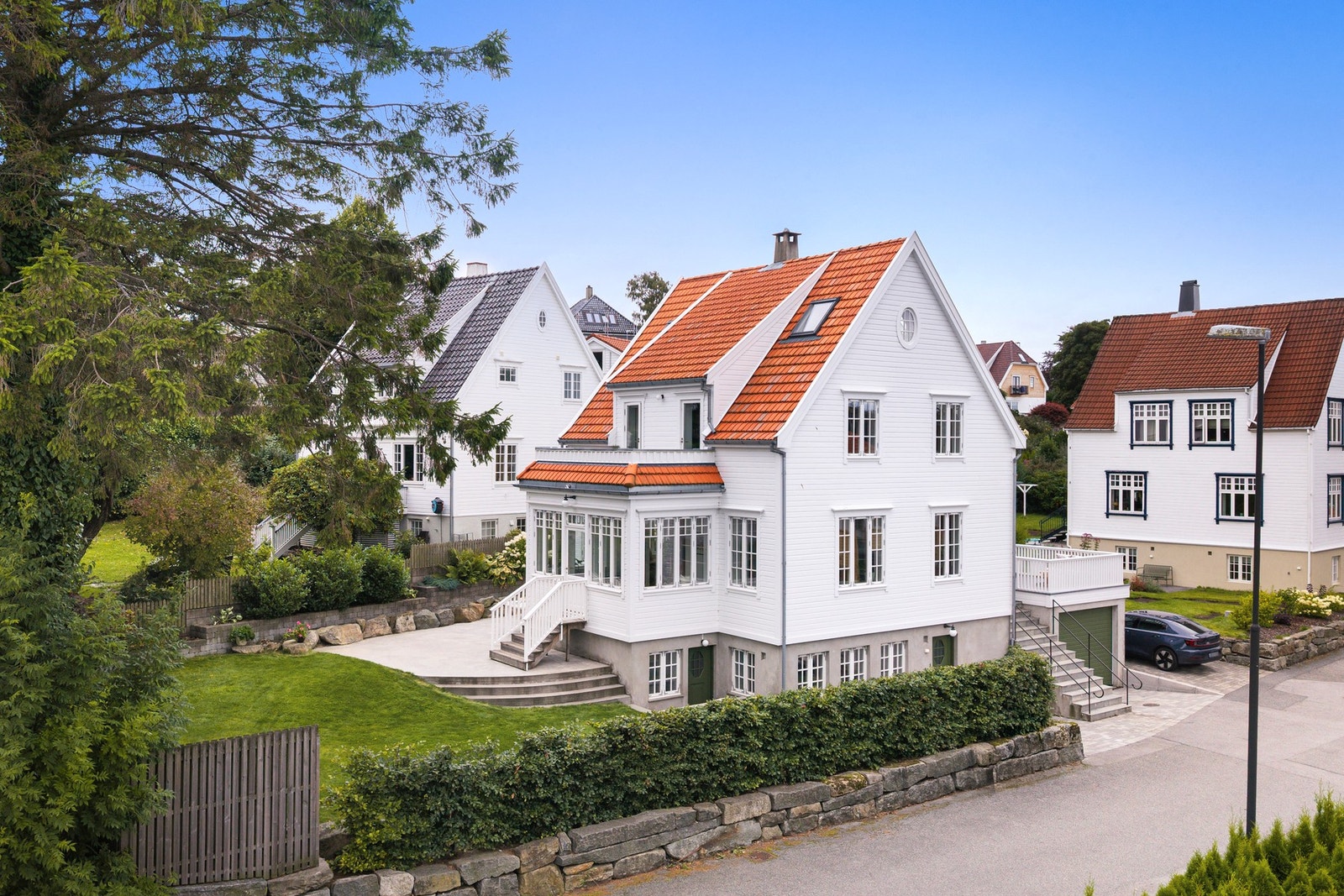 Her bor du nemlig med kort vei til sentrum, butikker, restauranter, kulturtilbud, kollektivtransport og treningssenter, samtidig som boligen ligger i en stille og hyggelig gate med gode naboer i ulike livsfaser. Galleribilde