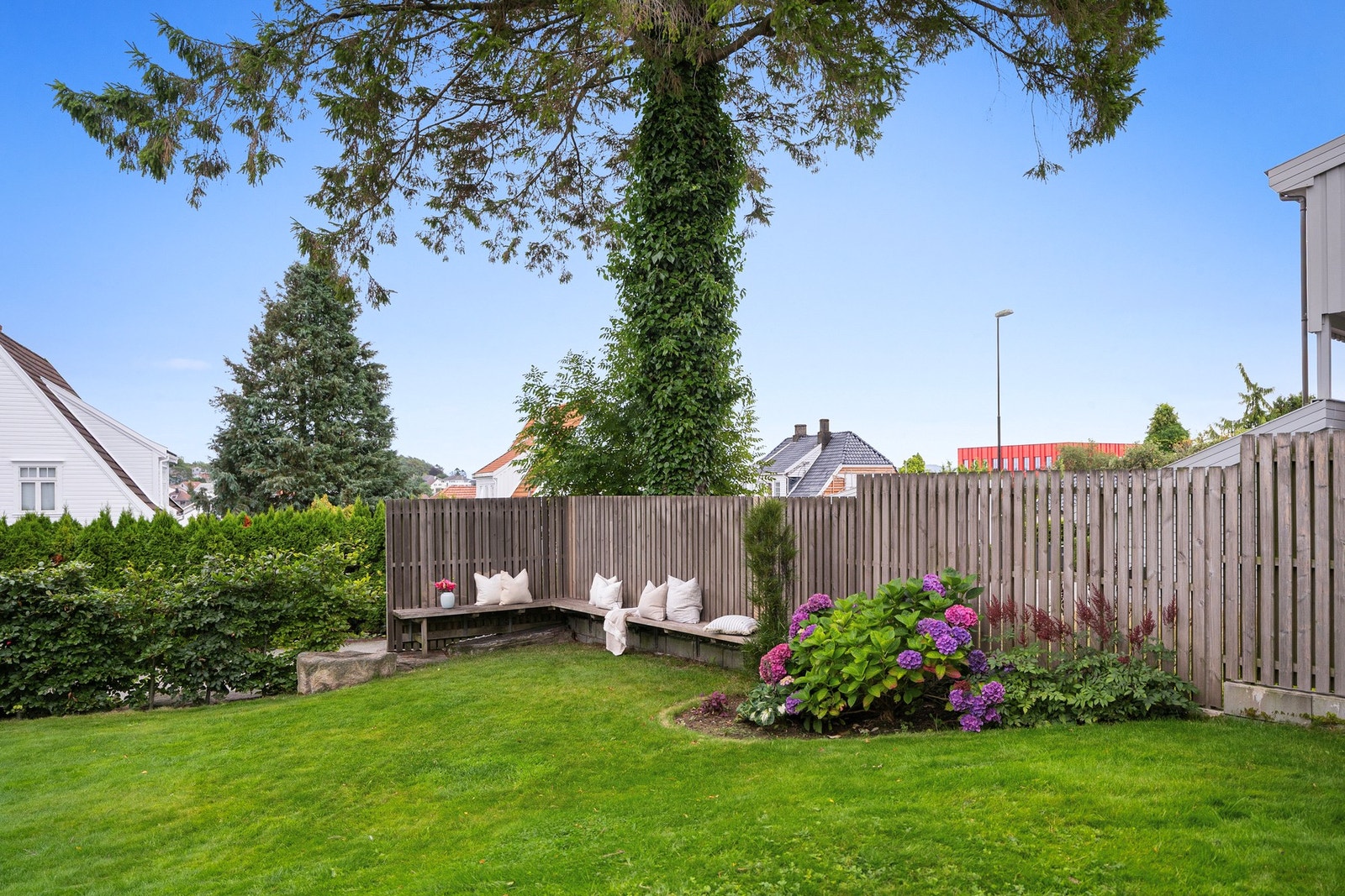Hagen er akkurat passe stor og lettstelt, og uteområdene er gjennomtenkt opparbeidet med velstelt plen, vakker prydbeplantning, bed, terrasser og lune sitteplasser. Galleribilde