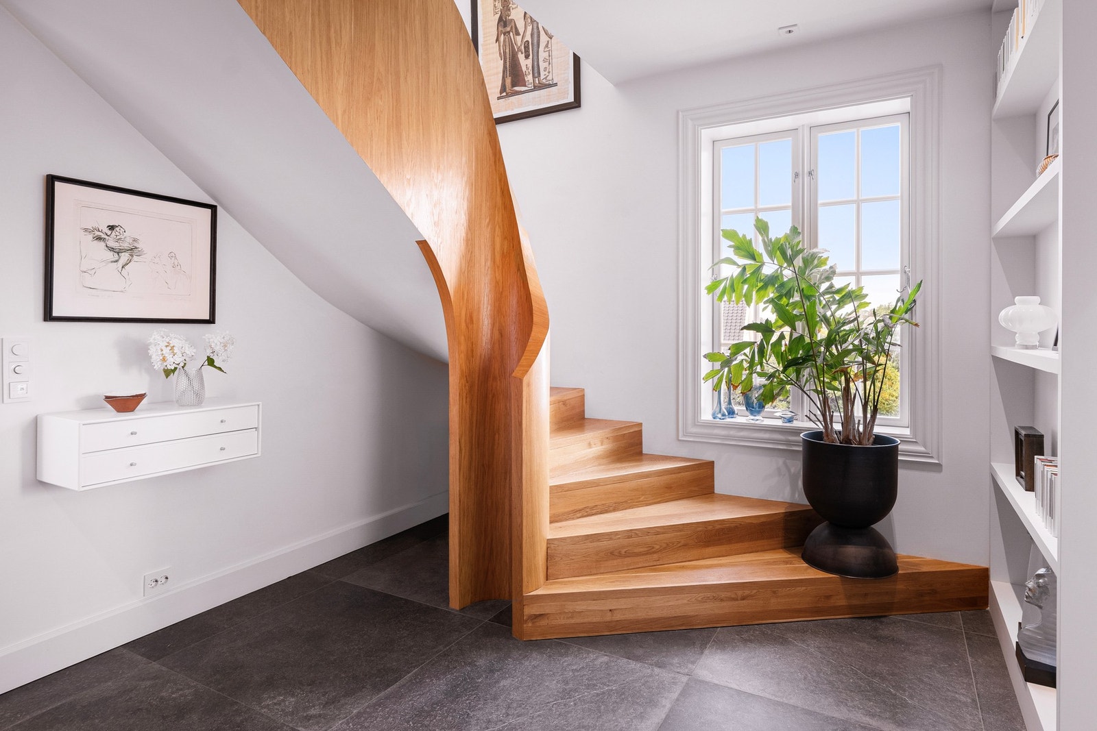 Videre leder en vakker trapp i eik opp til andre etasje og binder etasjene sammen på en elegant og gjennomført måte. Galleribilde