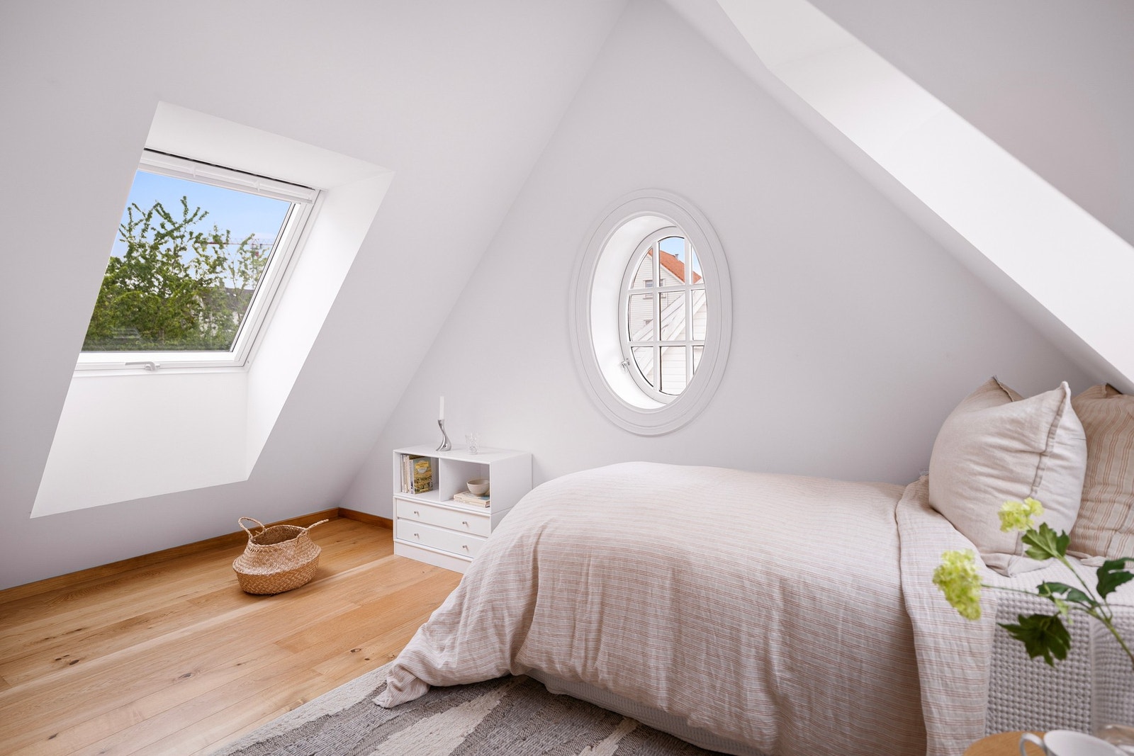 Loftet har hvitmalte flater, unik naturlig lyssetting og parkettgulv, og det er fin plass til seng og tilhørende møblement. Galleribilde