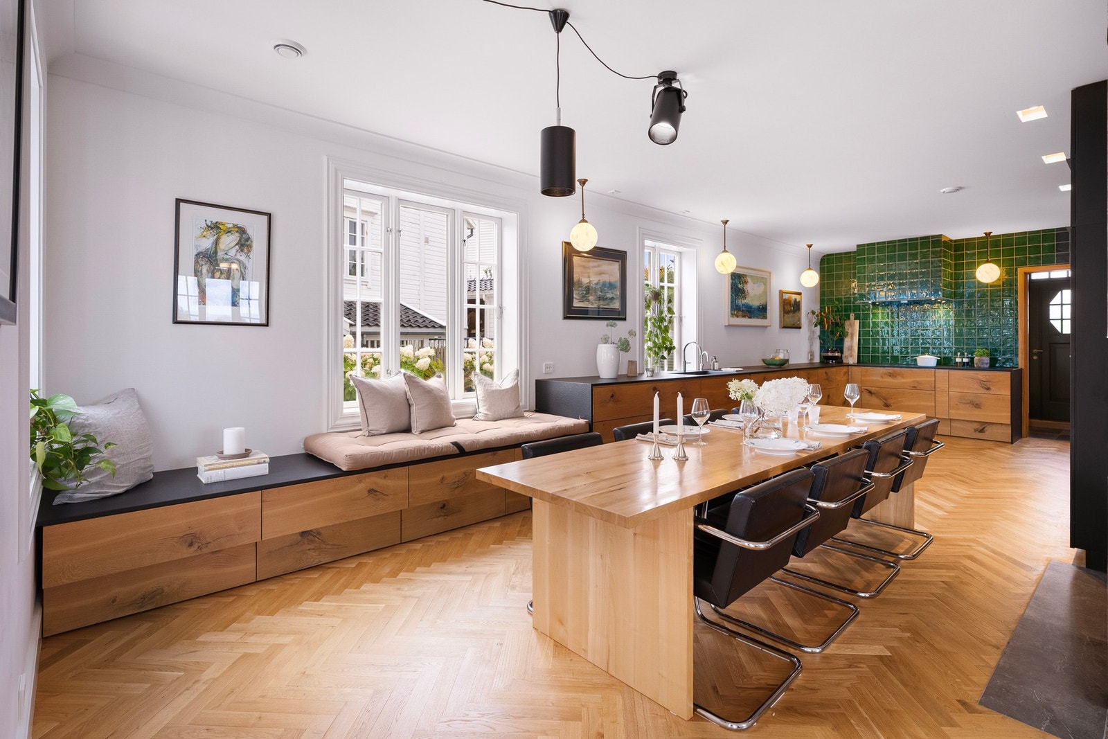 Kjøkkenet, som var nytt i 2019, har et smakfullt og moderne design med gode benkeflater som innbyr til spennende kokkelering. Galleribilde