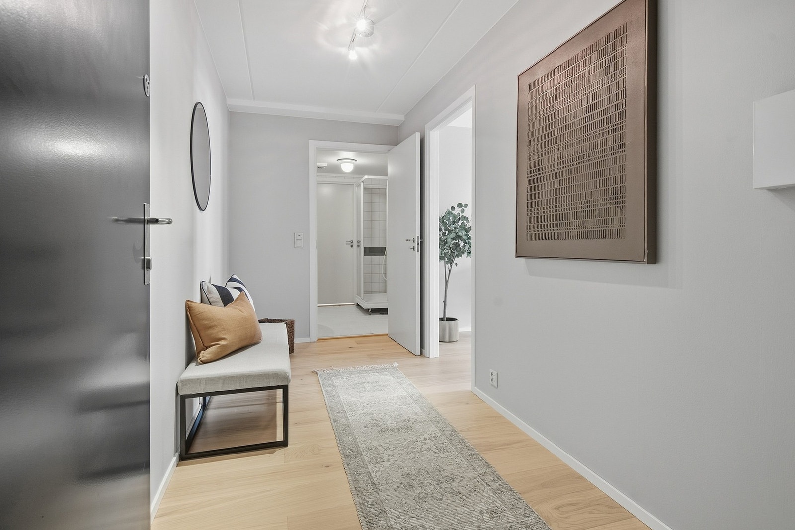 Baderommet har en praktisk planløsning med adkomst både fra entré/gang og direkte fra soverommet Galleribilde