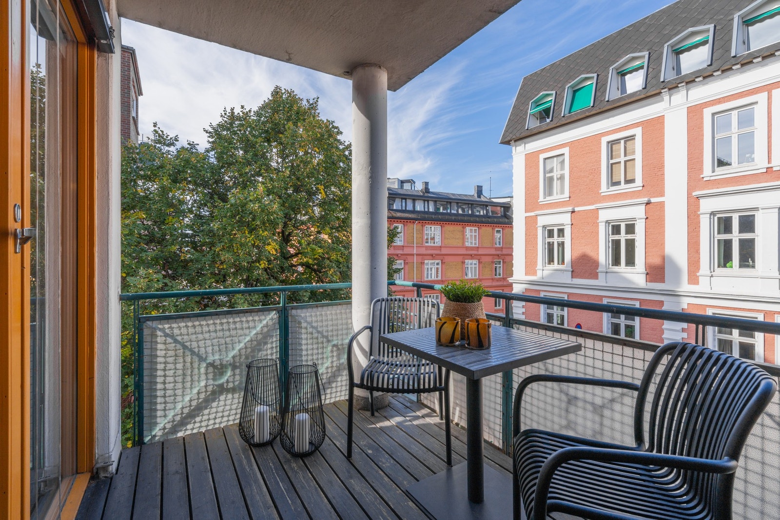 Hyggelig balkong på ca. 5,3 kvm - her ligger det godt til rette for å nyte morgenkaffen eller rolige stunder utendørs i sommerhalvåret Galleribilde