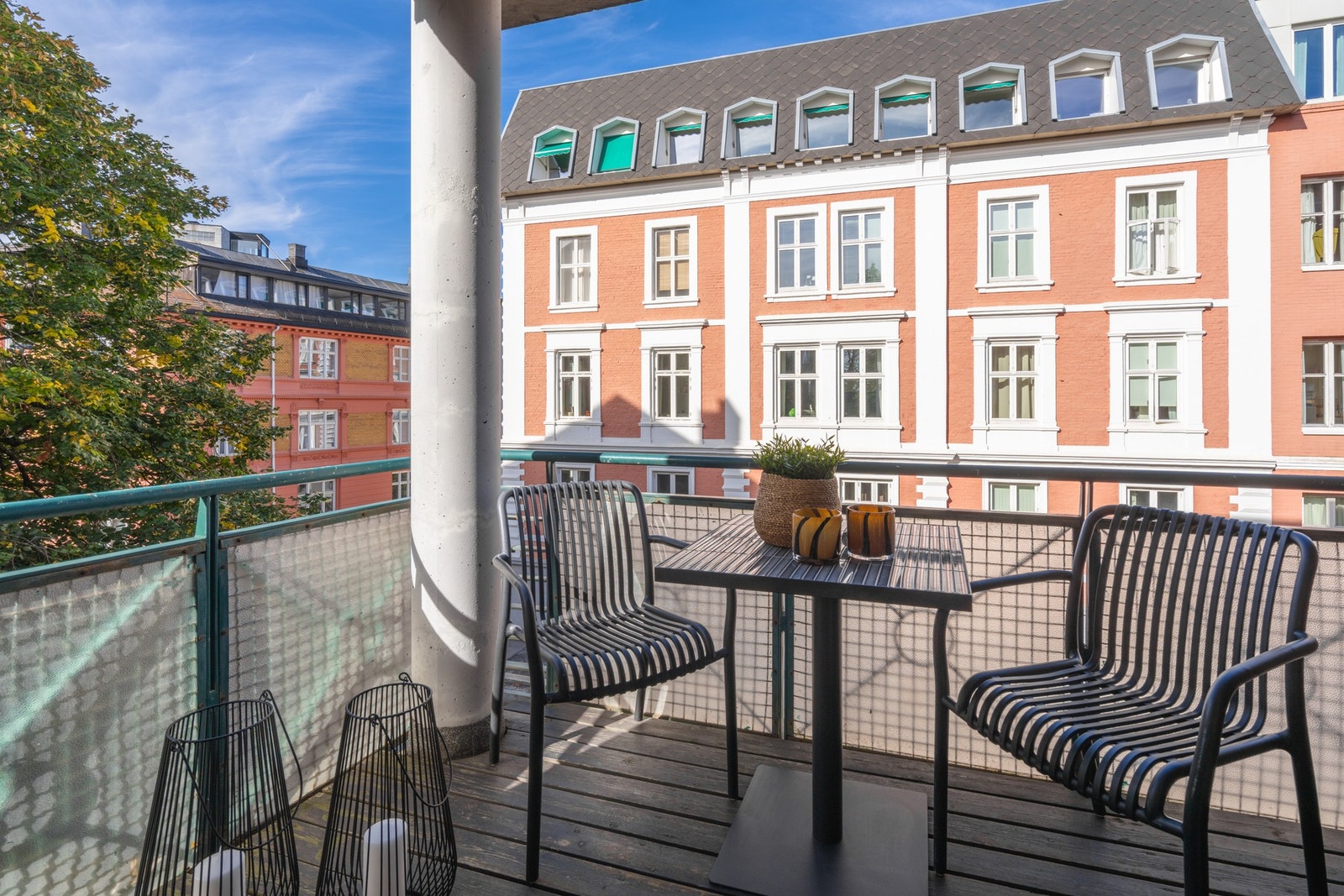 Herlig balkong på ca. 5,3 m² - en lun og hyggelig uteplass med plass til sittegruppe Galleribilde