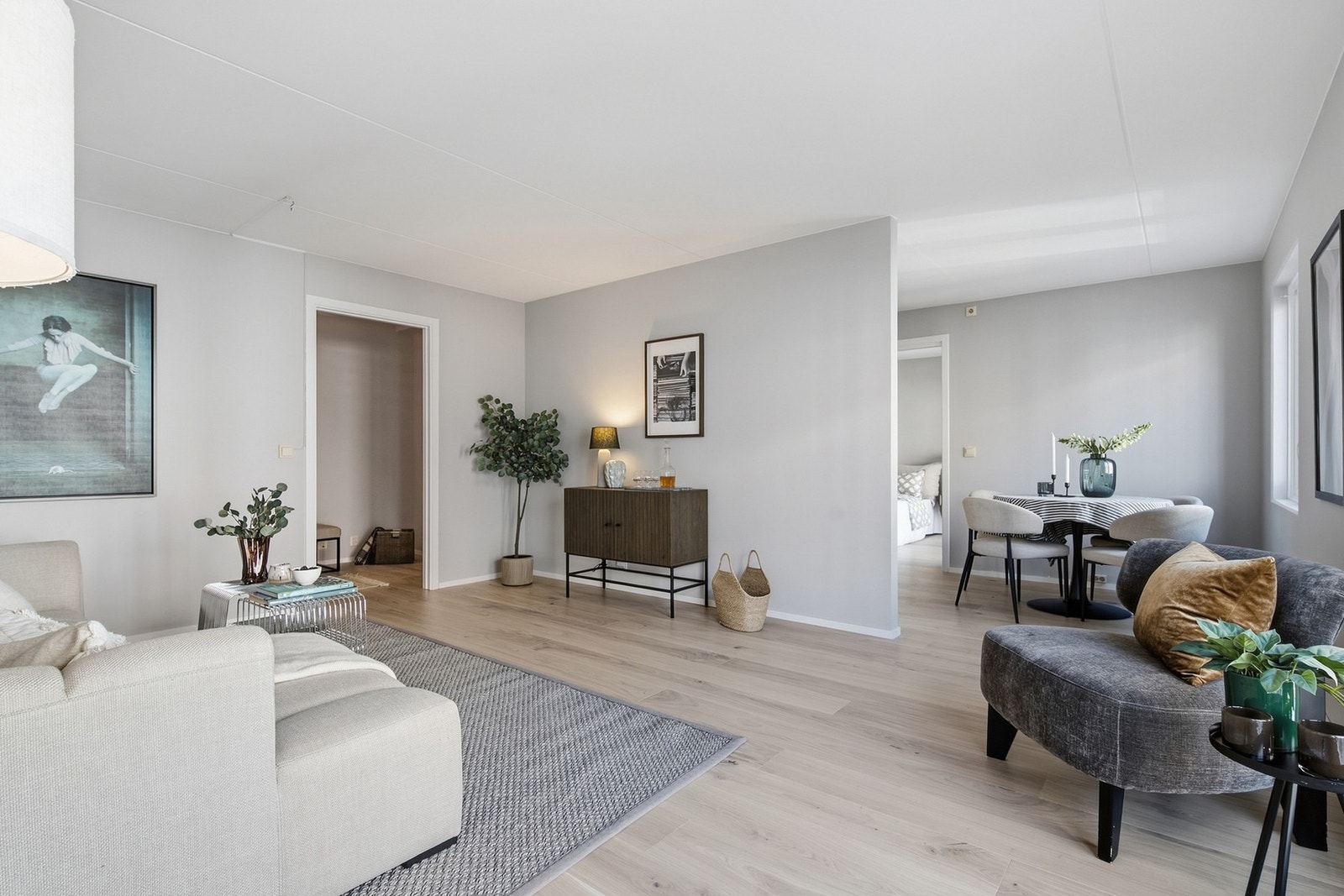 Det er god plass til sofagruppe og øvrig møblement, samtidig som den åpne forbindelsen mot spisestuen gir en fin sammenheng mellom oppholdsrommene Galleribilde
