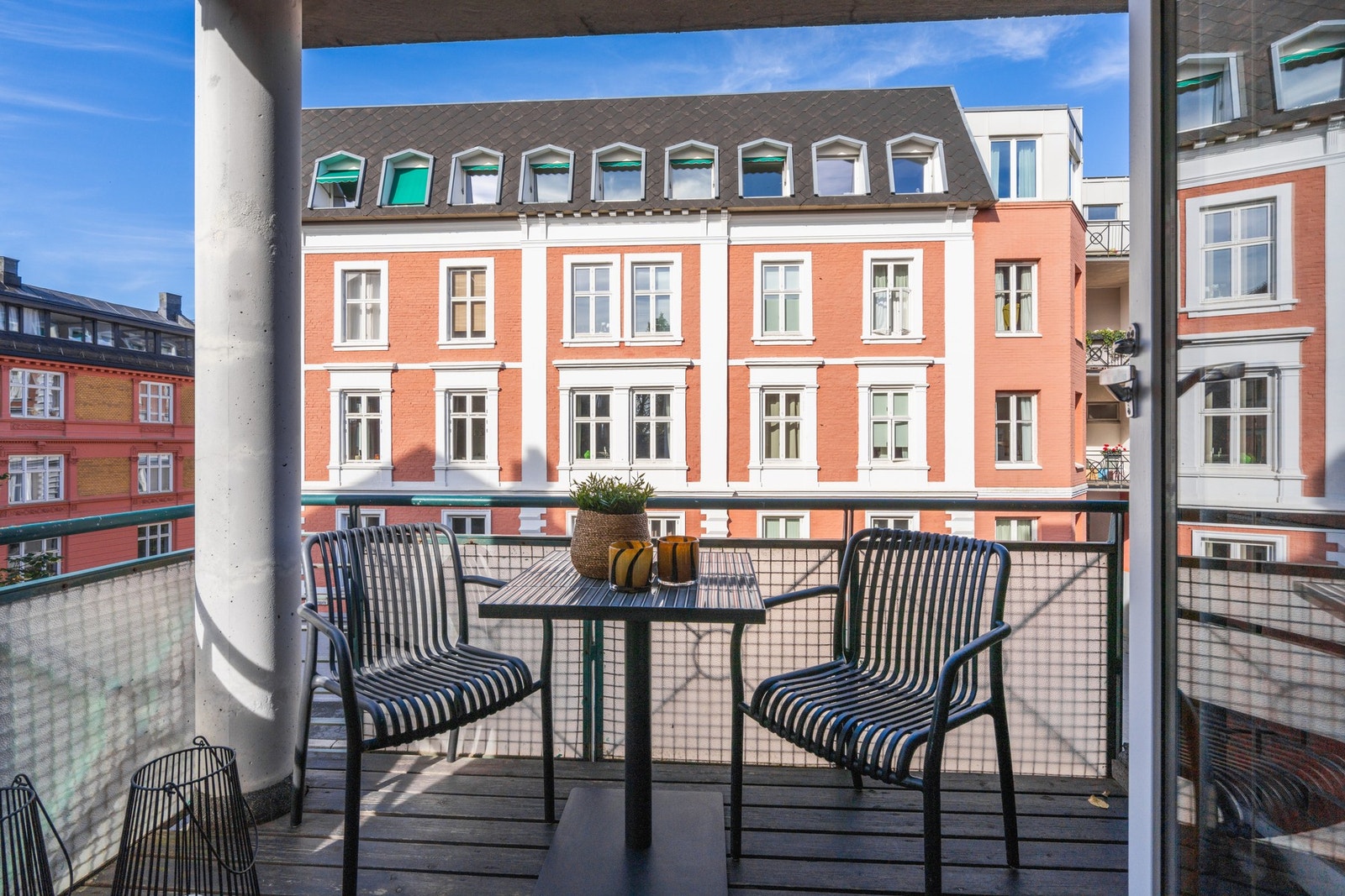 Balkongen har god plass til sittegruppe og byr på en lun uteplass med utsyn mot den omkringliggende bebyggelsen Galleribilde