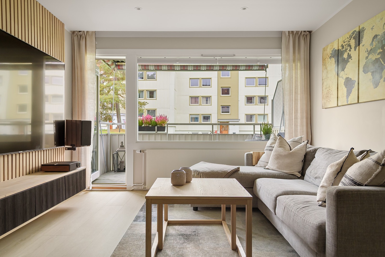 Store vindusflater slipper inn rikelig med naturlig lys Galleribilde