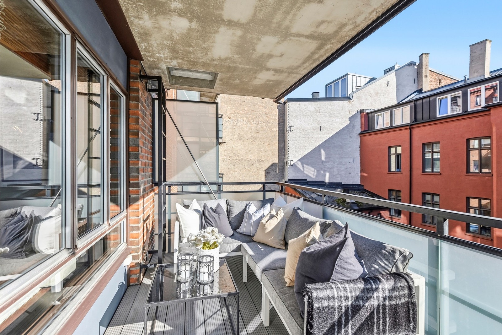 Balkongen har god plass til loungemøbler og grill, og innbyr til hyggelige måltider og sosiale sammenkomster. Galleribilde