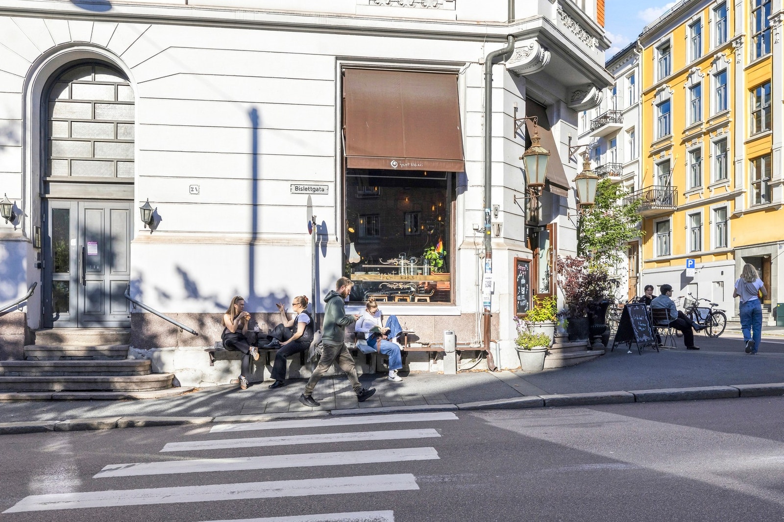 Her får du det beste av to verdener, med rolige og etablerte boligomgivelser samtidig som du har et rikt utvalg av byens tilbud like utenfor døren. Galleribilde
