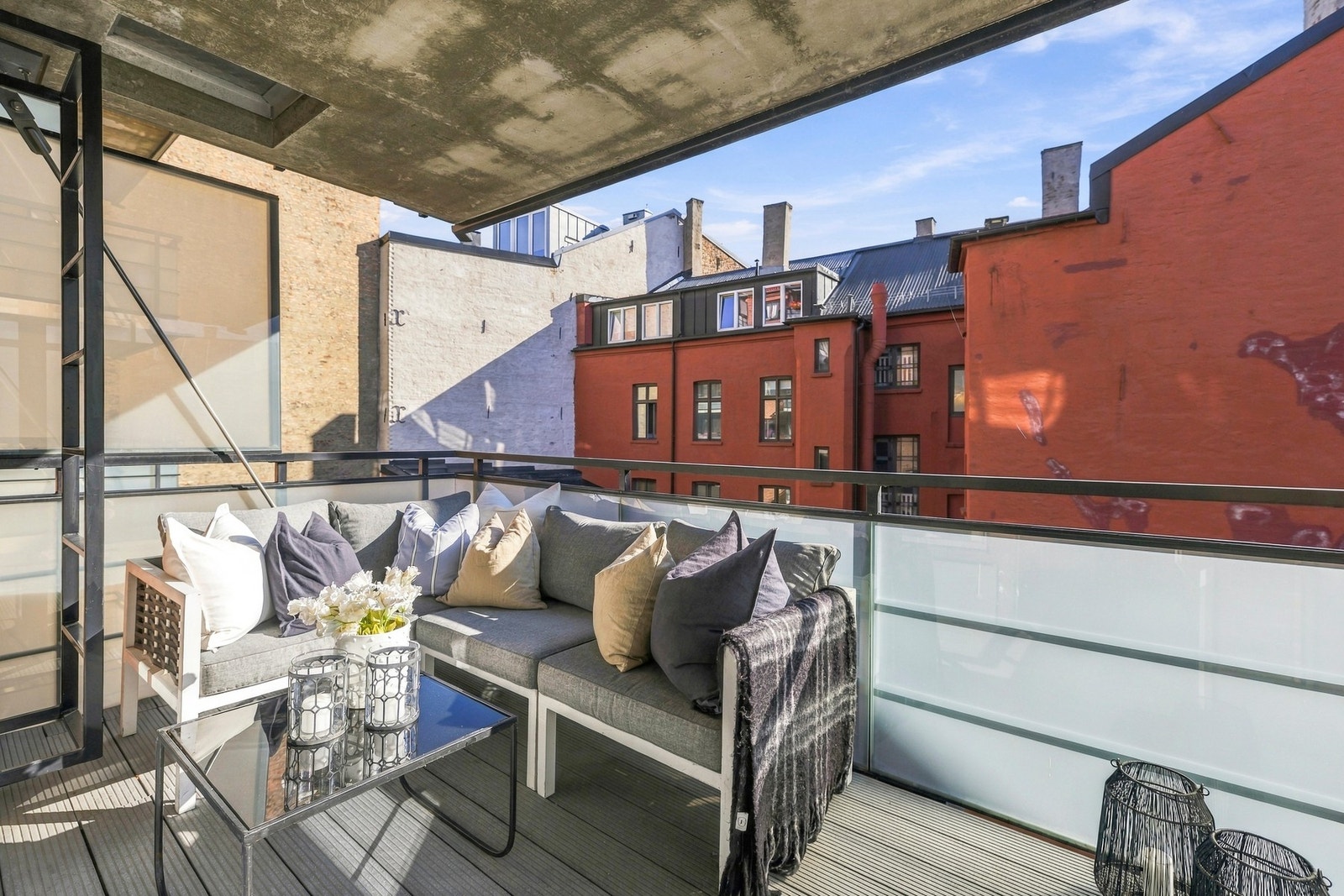 Fra stuen er det direkte utgang til en skjermet balkong på 7 m², vendt mot en rolig bakgård. Galleribilde