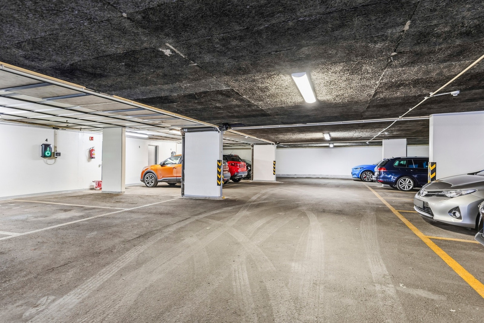 Borettslaget har parkeringsplasser i garasjeanlegg på eiendommen. Styret organiserer utleie iht. venteliste og ansiennitet. Galleribilde