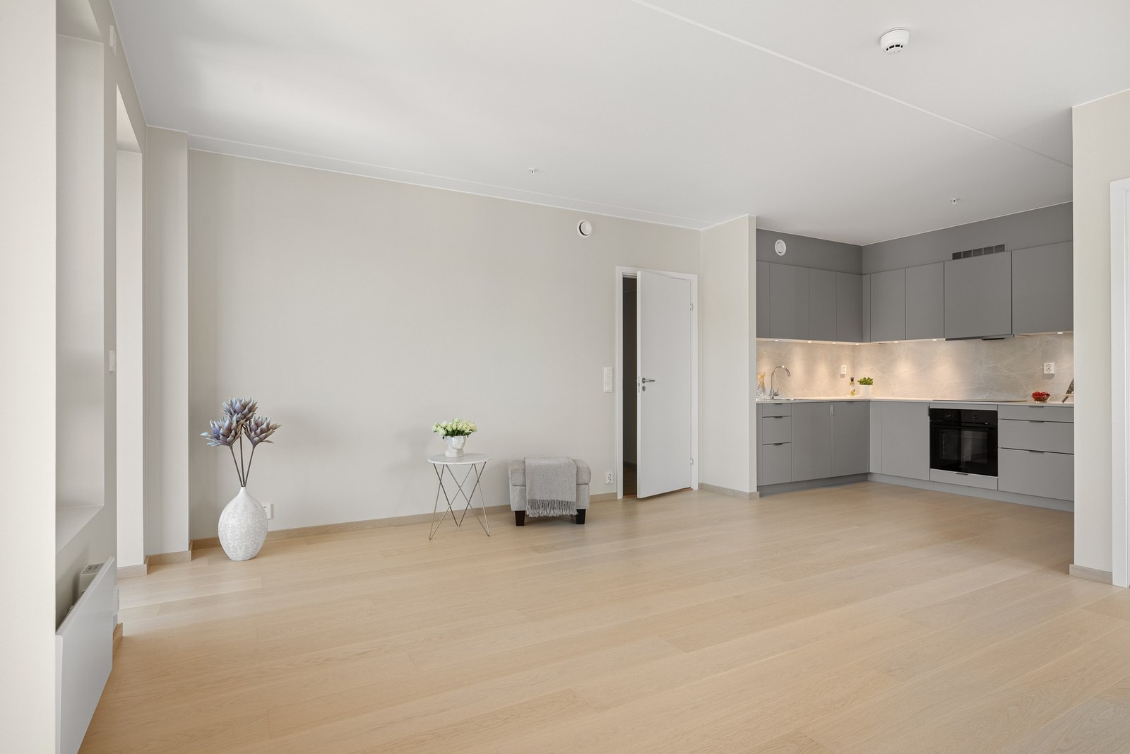 God plass til både en romslig sofaavdeling og en hyggelig spiseplass - perfekt for både avslapning og sosiale sammenkomster. Galleribilde
