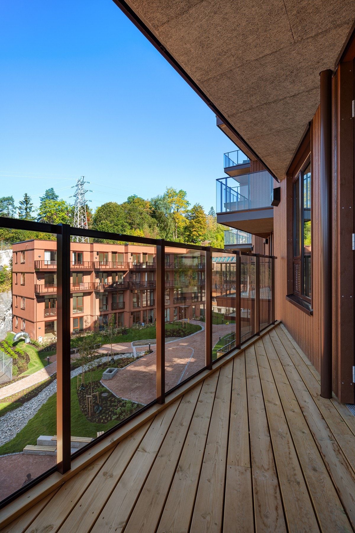 Balkongen har enkel tilgang direkte fra stuen som forlenger oppholdsarealet i sommerhalvåret. Galleribilde