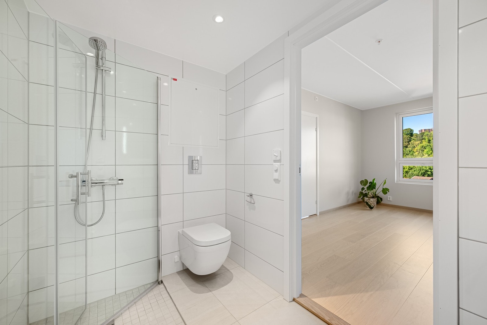 Badet er delikat innredet med moderne fliser og stilren innredning. Det er opplegg for vaskemaskin og tørketrommel Galleribilde