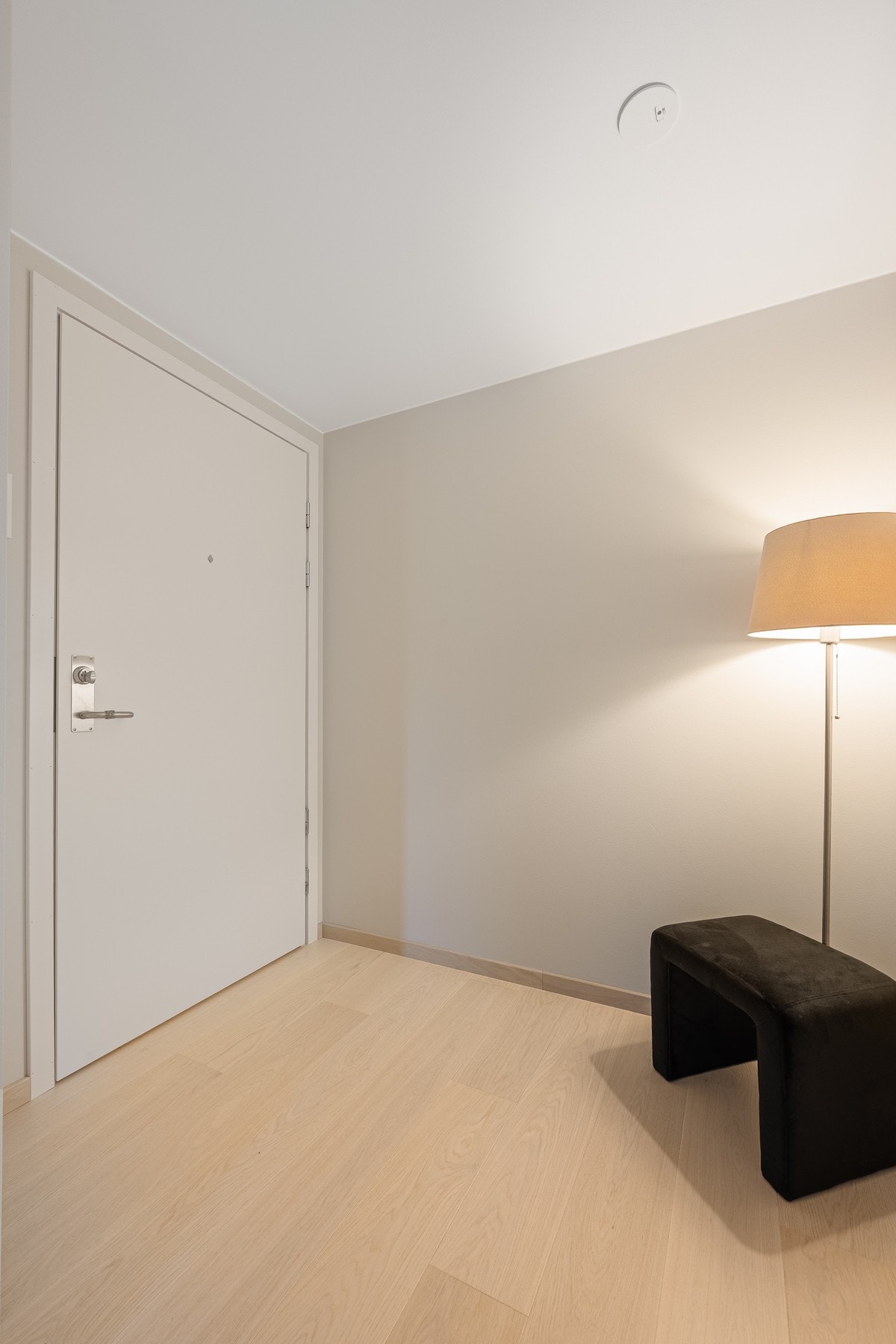 Entre med gode oppbevaringsmuligheter. Galleribilde