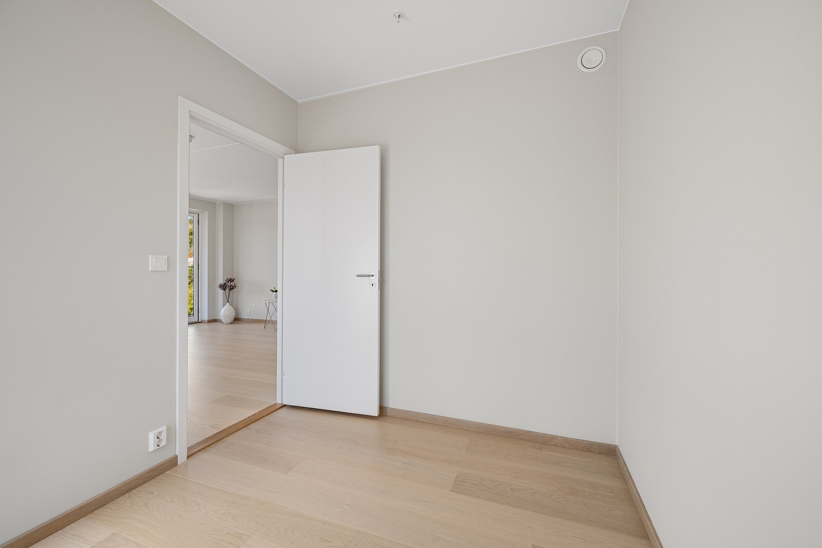 Rommet byr på en svært praktisk og fleksibel planløsning og kan brukes som soverom eller hjemmekontor. Et perfekt rom for barn i alle aldre, eller som et koselig gjesterom. Galleribilde