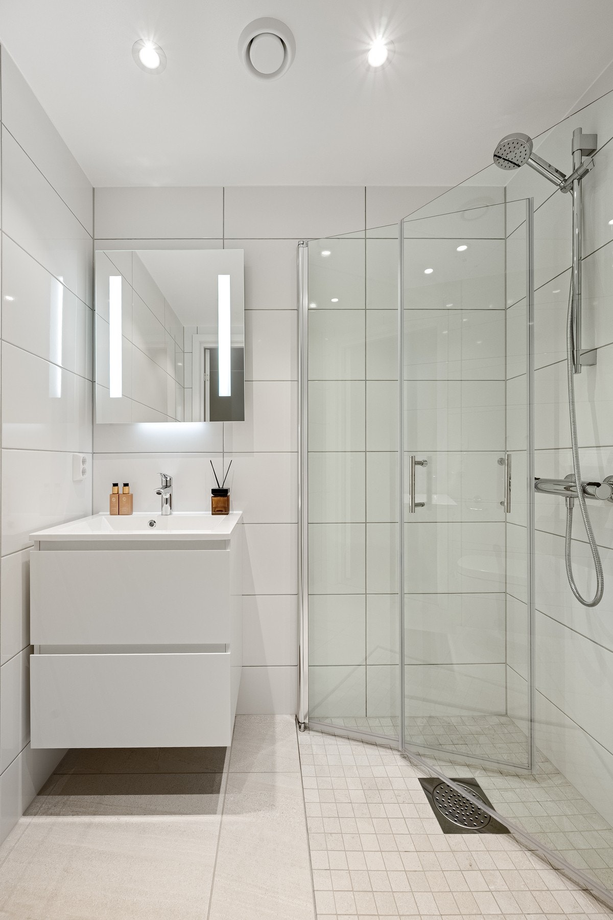 Badet er utstyrt med moderne baderomsinnredning, romslig dusjsone og god oppbevaringsplass i skuffer/skap. Galleribilde