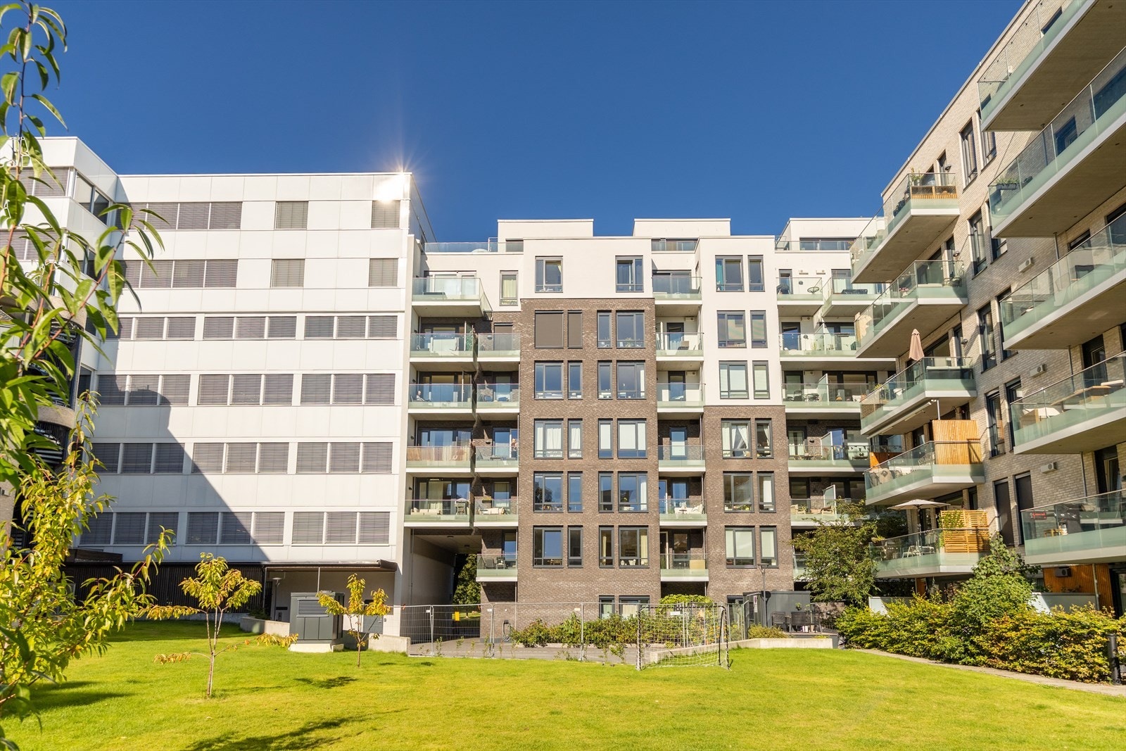 Det er også en pent opparbeidet felles bakgård. Galleribilde