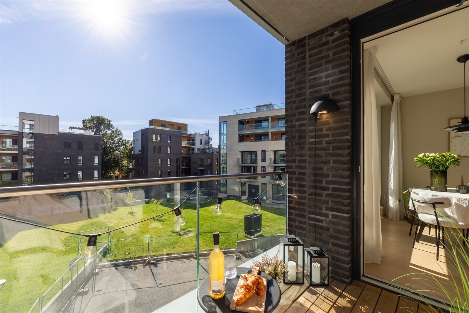 Fra stuen er det utgang til en sydvestvendt balkong på 4 kvm. Selger opplyser om sol fra ca. kl. 12-17/18 på sommerstid. Galleribilde