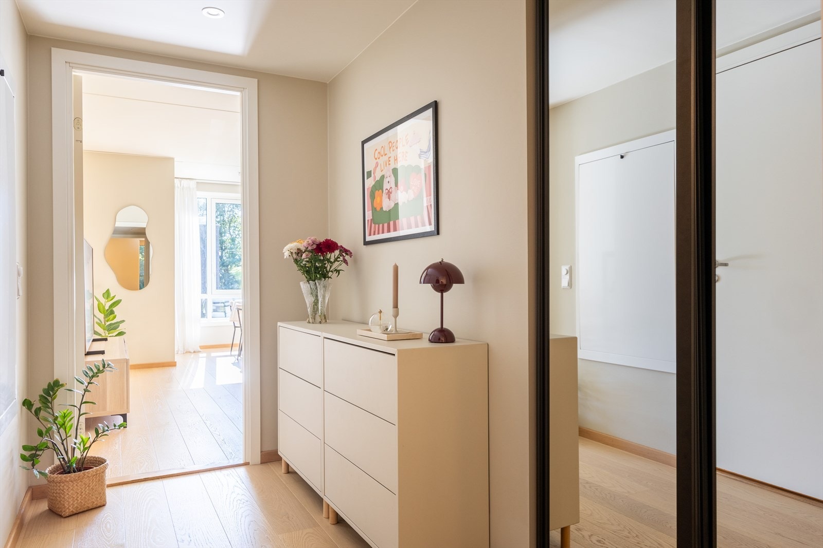 Her er det plass til god plass til yttertøy i spesialbestilt skyvedørsgarderobe fra 2025. Leiligheten disponerer i tillegg en kjellerbod på 5 kvm. Galleribilde