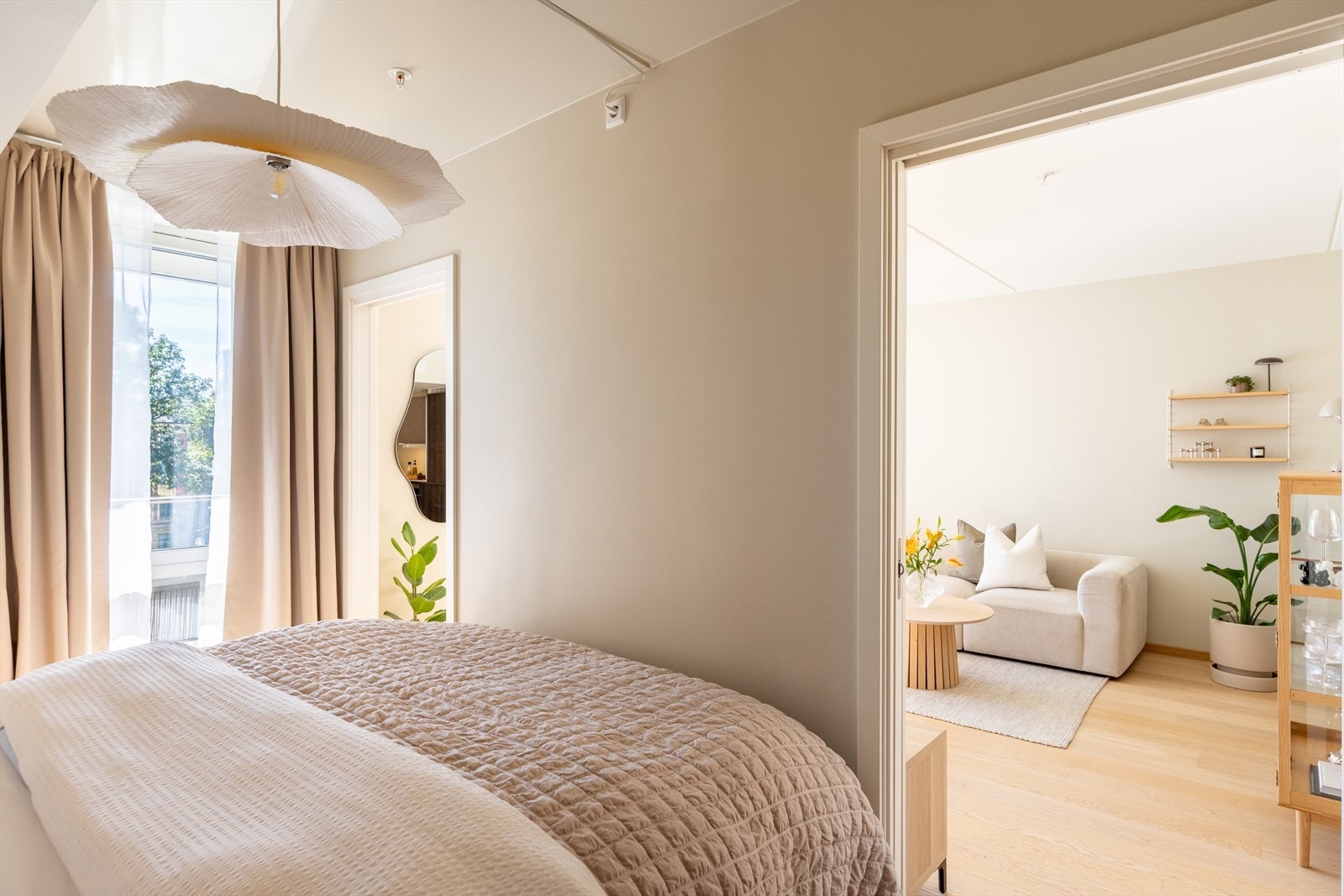 Det er plassbesparende skyvedører mellom soverommet og stuen. Galleribilde