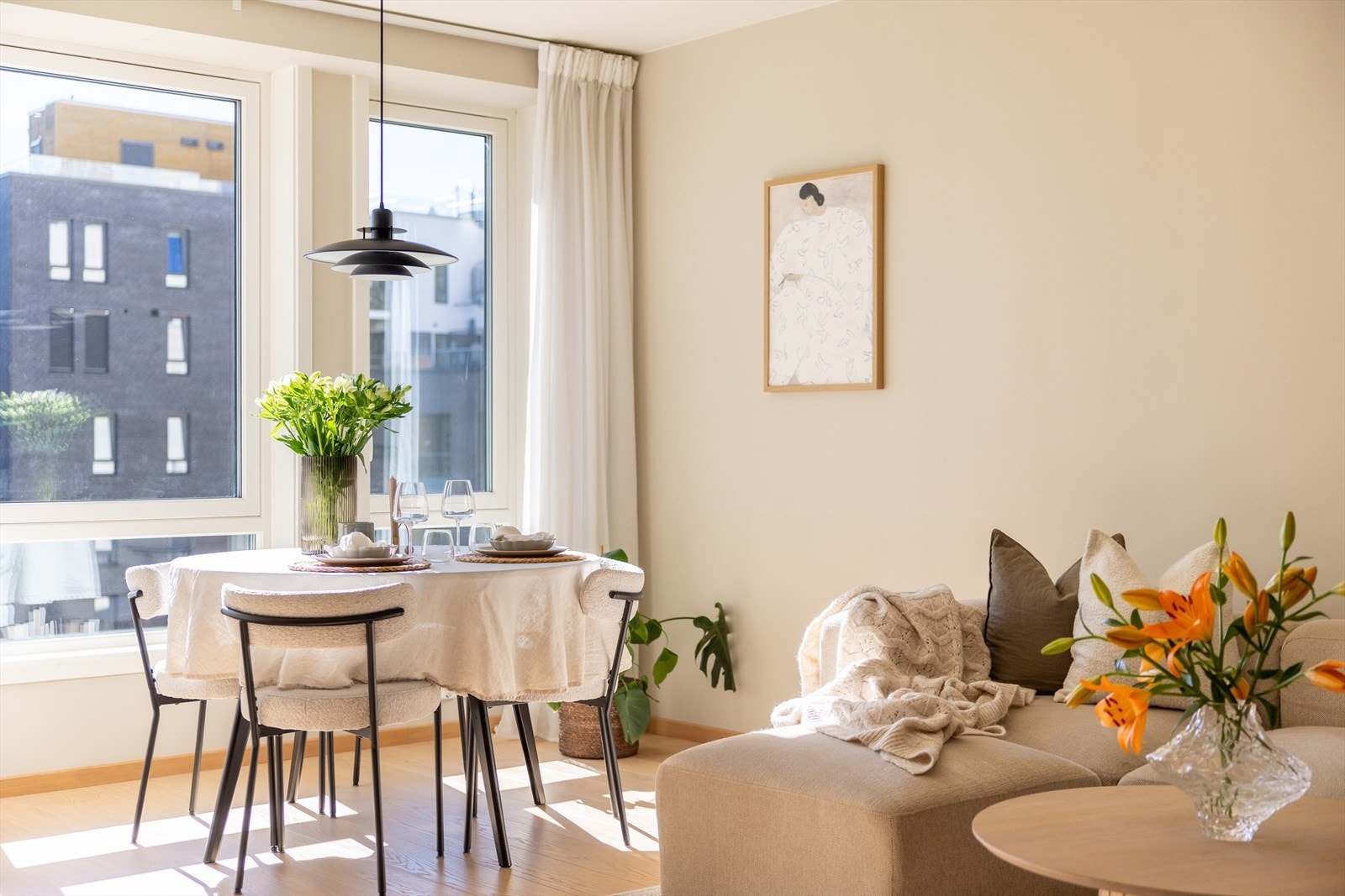 Her er det gode møbleringsmuligheter med plass til både sofagruppe med tilhørende møblement og spisebord. Galleribilde