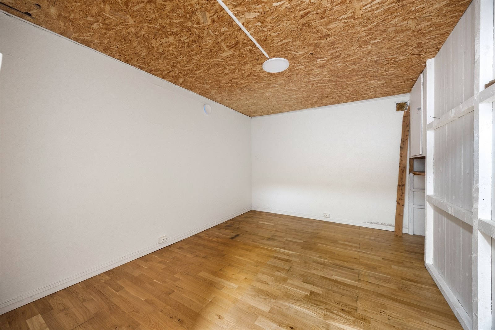 Romslig bod i underetasjen med parkett på gulvet og gode lagringsmuligheter. Galleribilde
