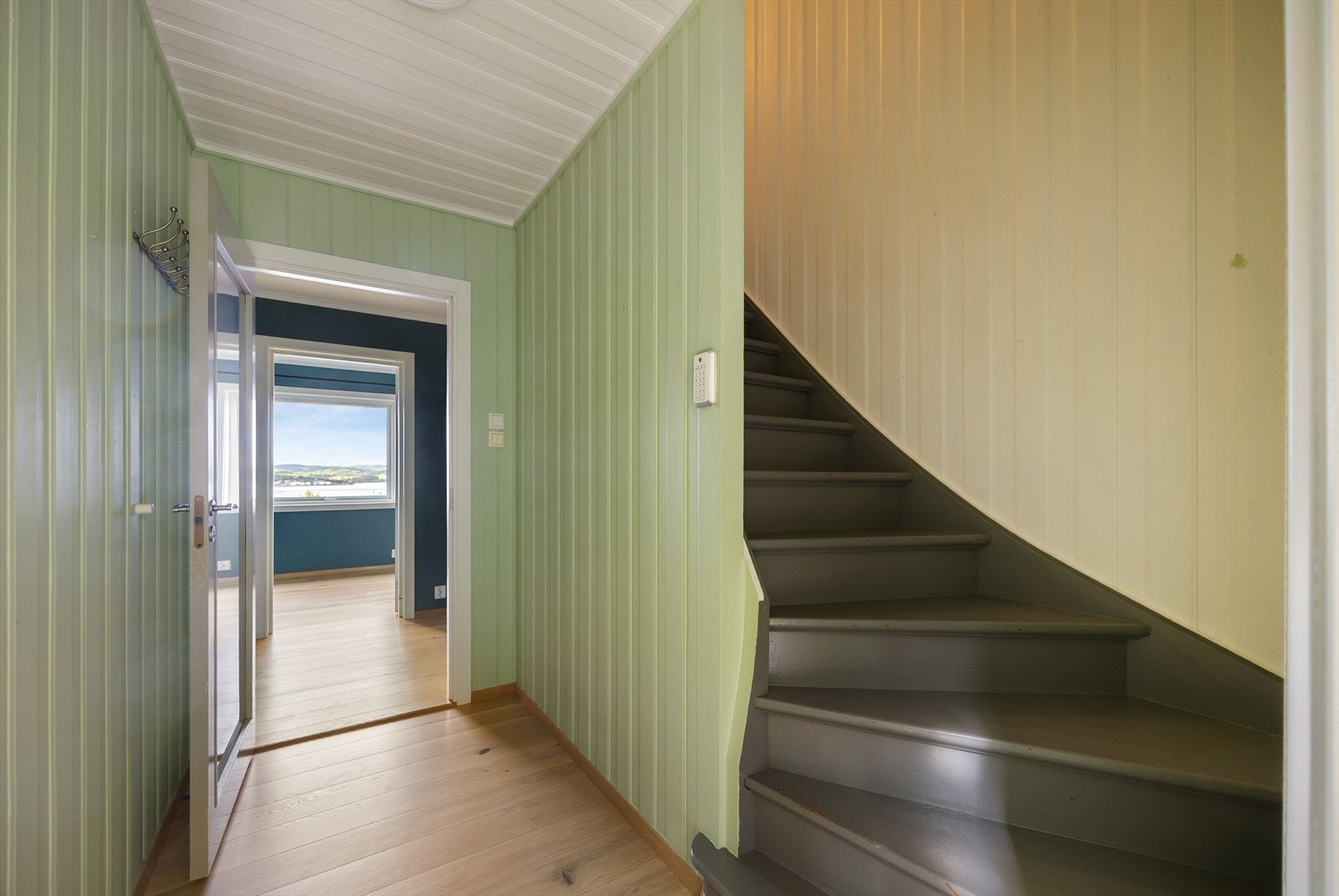 Vindfanget har malt panel på veggene og trappeløp opp til loftsetasjen. Galleribilde