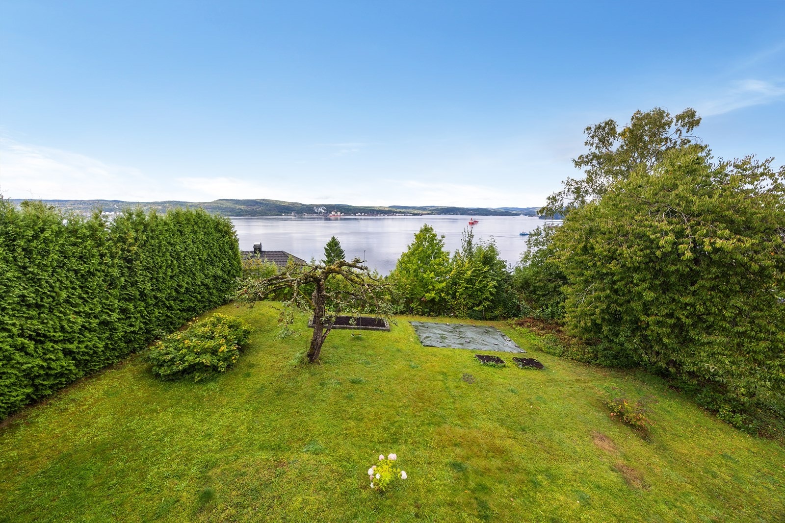 Hagen skråner pent nedover og gir et åpent utsyn mot fjorden. Galleribilde
